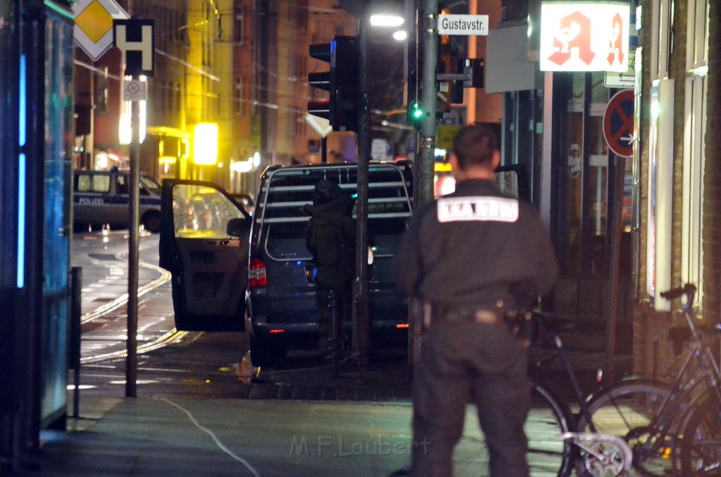 Einsatz BF Verdaechtiges Fahrzeug Koeln Suelz Zuelpischerstr Gustavstr P54.JPG - Miklos Laubert